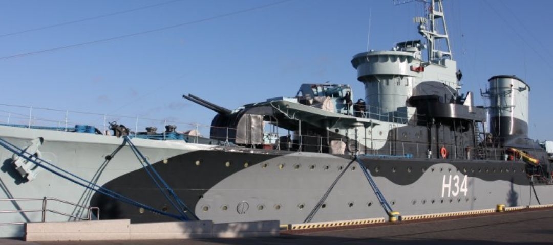Dar Pomorza i ORP Błyskawica